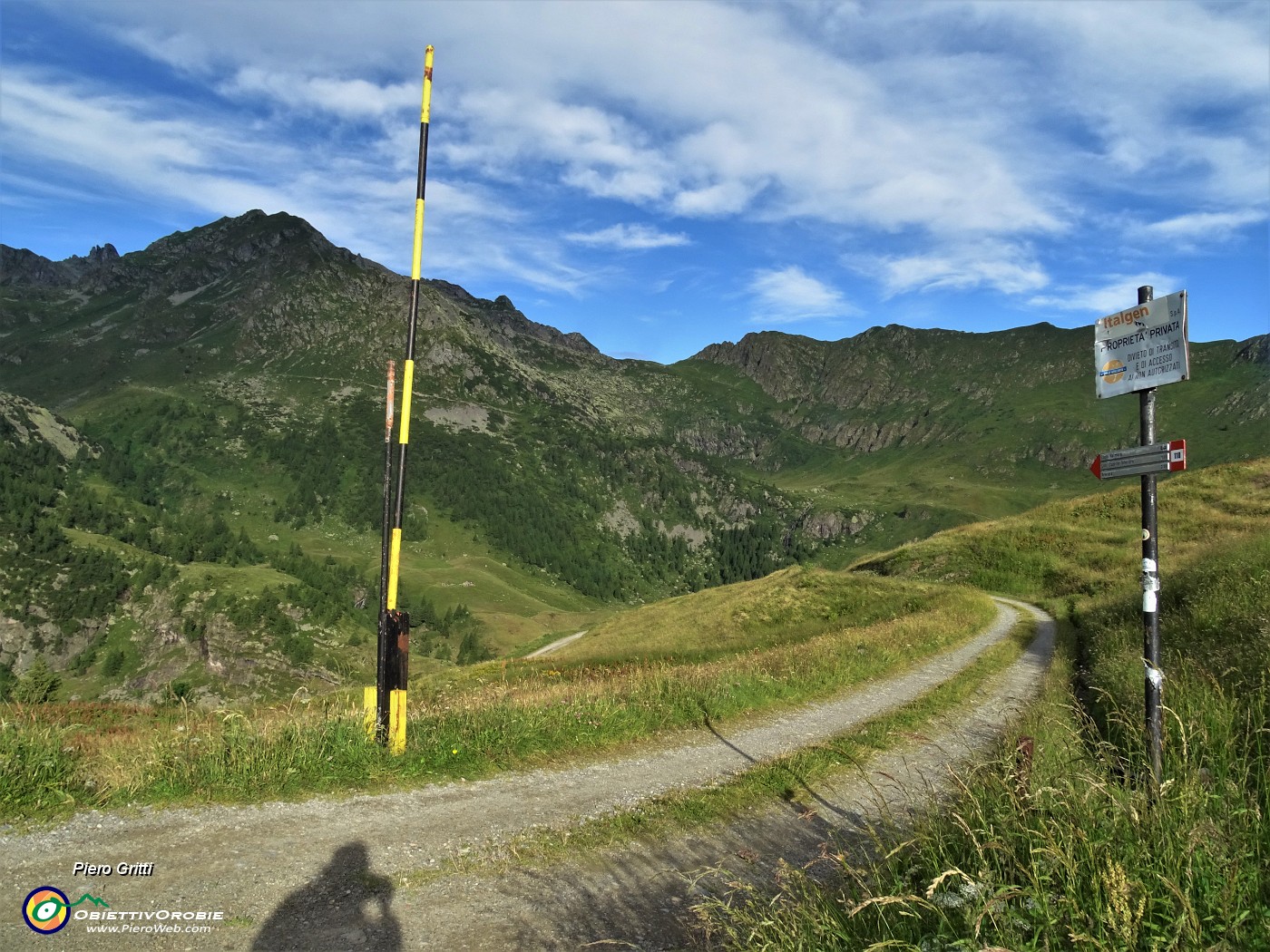 09 Imbocco e seguo il segnavia 110 su stradetta sterrata in discesa per lago-diga di Valmora.JPG
